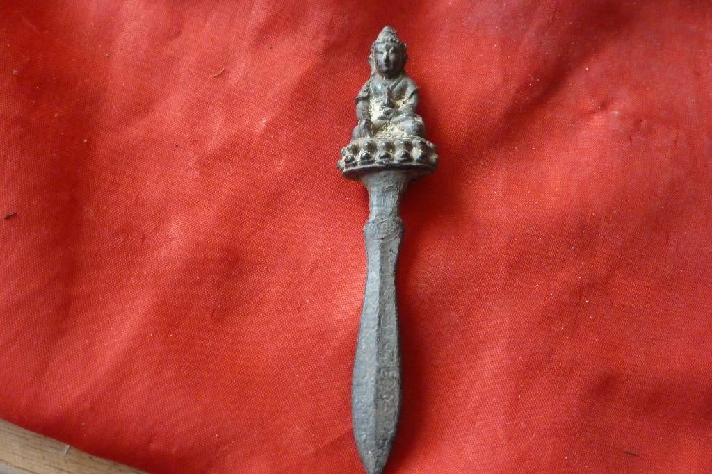 Thaise amulet - Meedmor (knife) Boeddha brons 53 gr 12 cm, Overige materialen, Gebruikt, Overige voorstellingen, Bruin