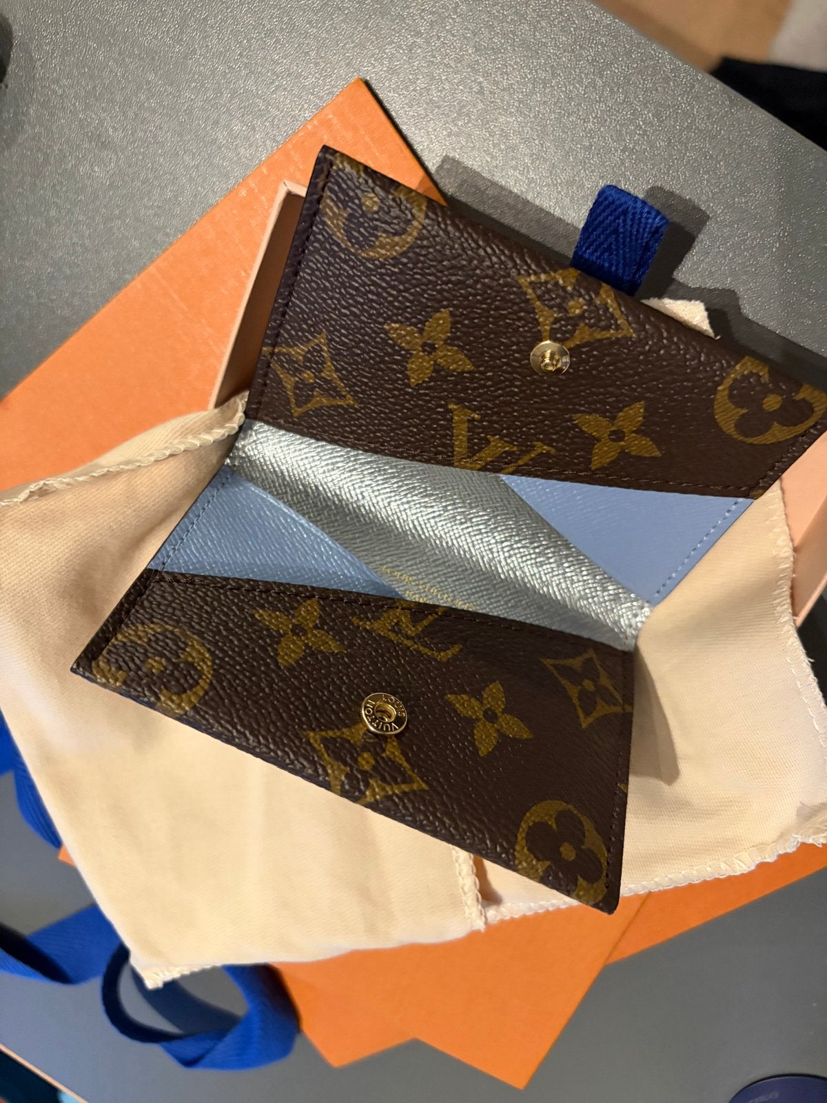 Louis Vuitton Monogram Pas houder - Nieuw, Overige merken, Bruin, Nieuw, Ophalen of Verzenden