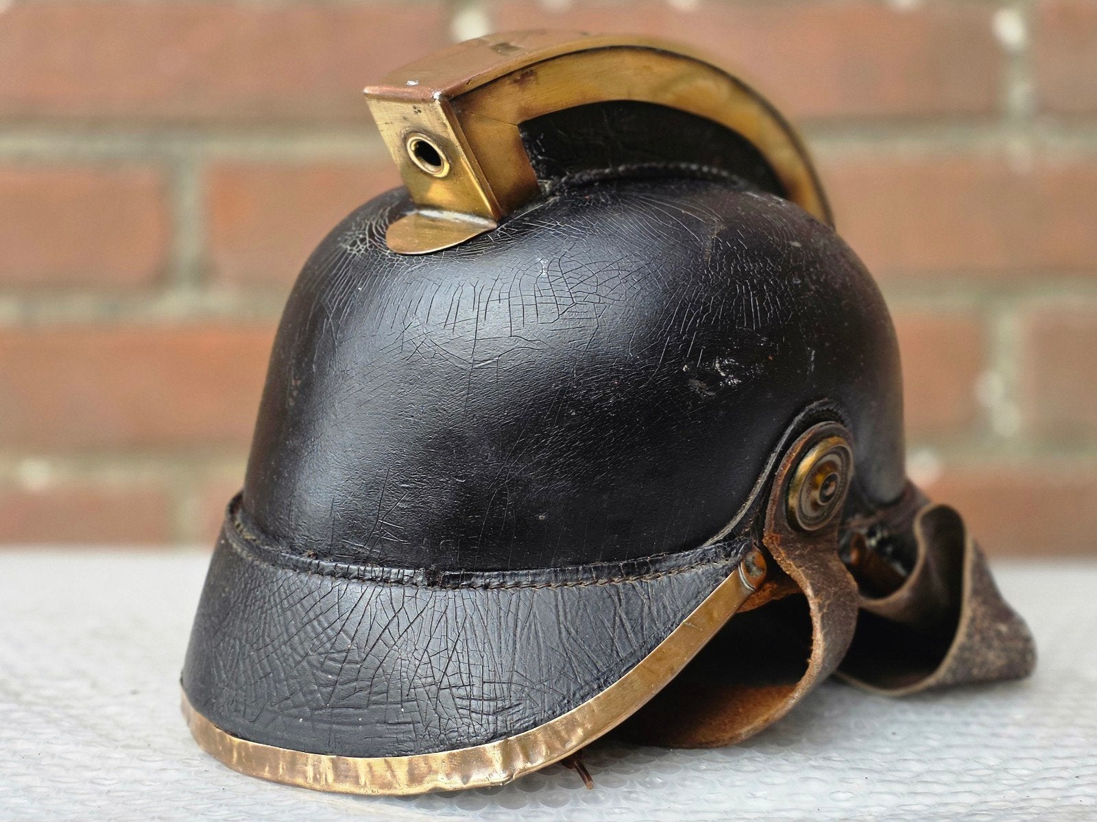 brandweerhelm brandweer Nederland lederhelm 1930, Verzamelen, Ophalen of Verzenden, Landmacht, Nederland, Embleem of Badge