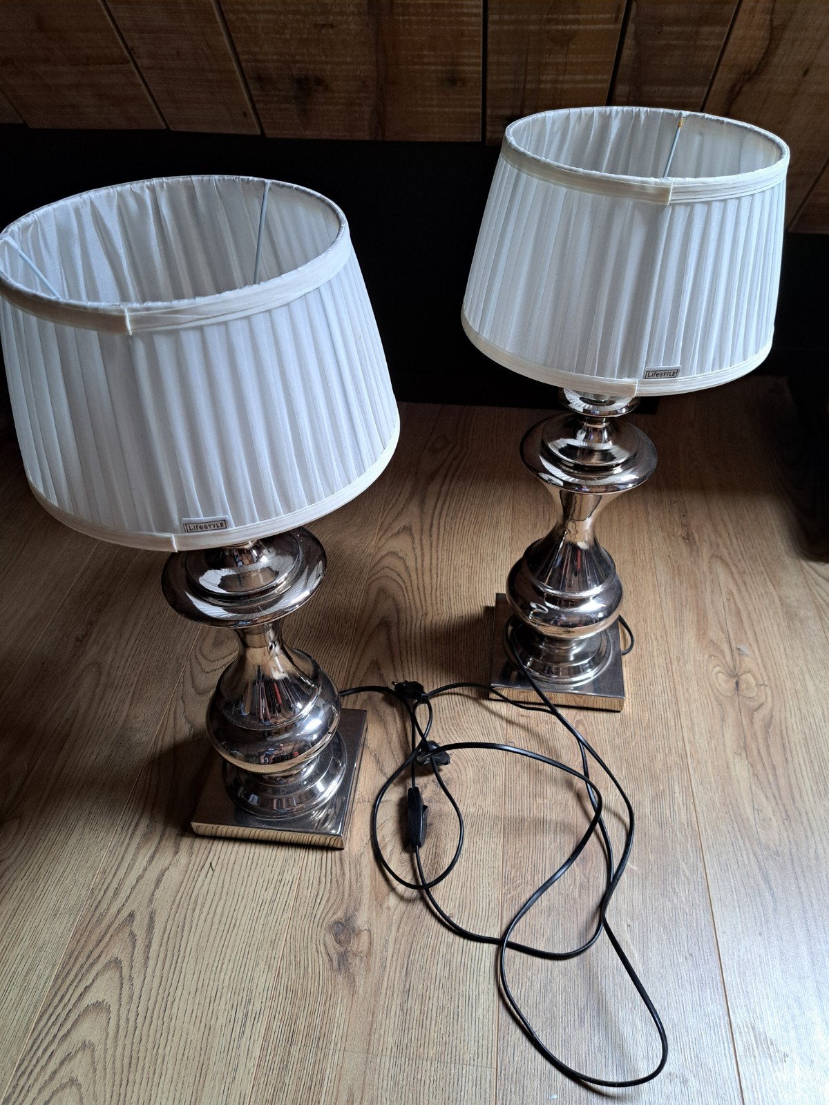 2 Lifestyle tafellampen zilverkleurig metalen voet, E27 (groot), Zo goed als nieuw, Met kap, Ophalen