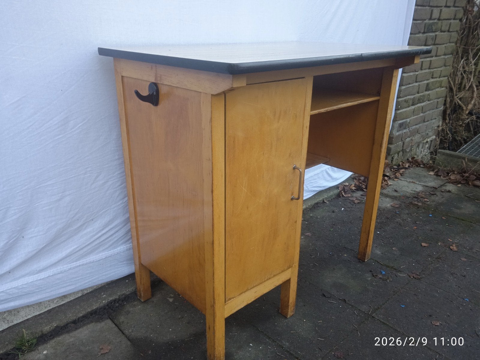 Bureau jaren ’50 met geel Formica-blad, Ophalen, Opbergruimte, Gebruikt, Hout