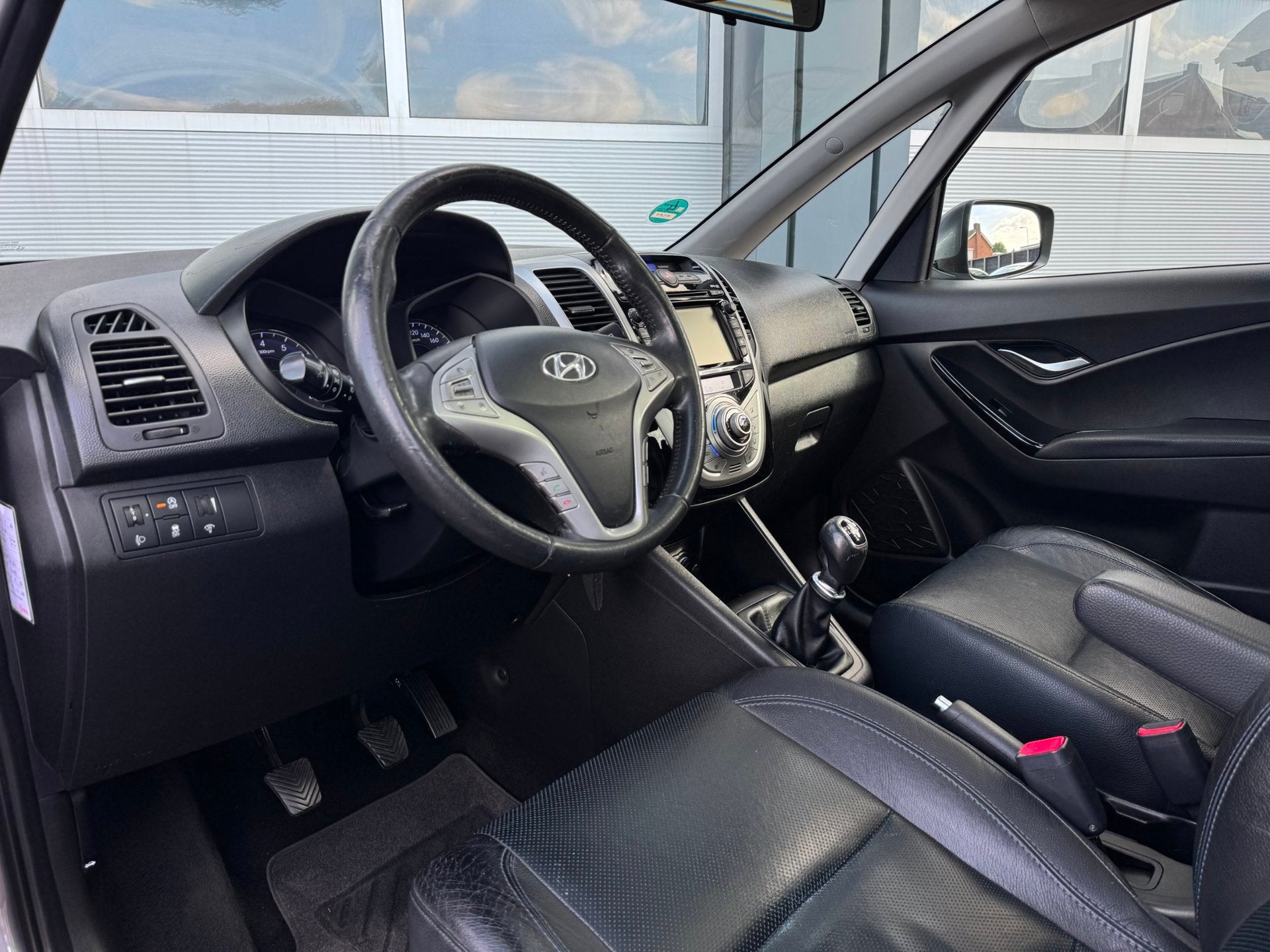 Hyundai Ix20 1.4i i-Catcher Panoramadak Leder Trekhaak, Auto's, Voorwielaandrijving, Gebruikt, Zwart, 4 cilinders