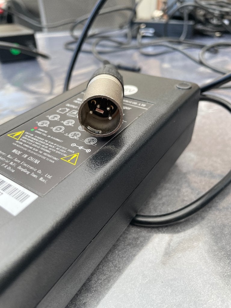Nieuwe acculader 42 volt 2 amp., Ophalen of Verzenden, Nieuw