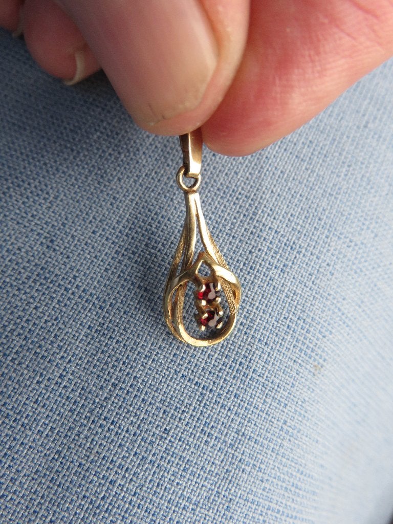 Hanger met 2 granaat steentjes in 8 karaat goud, Ophalen of Verzenden, Zo goed als nieuw, Goud, Goud