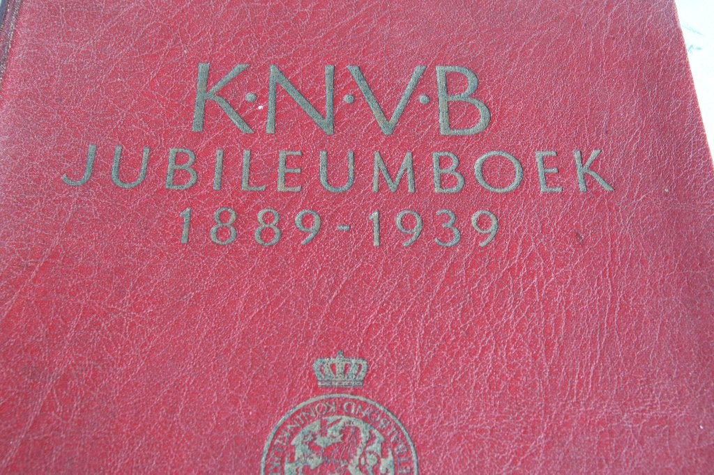 Jubileumboek. knvb 1889-1939, Ophalen of Verzenden, Gelezen, Balsport