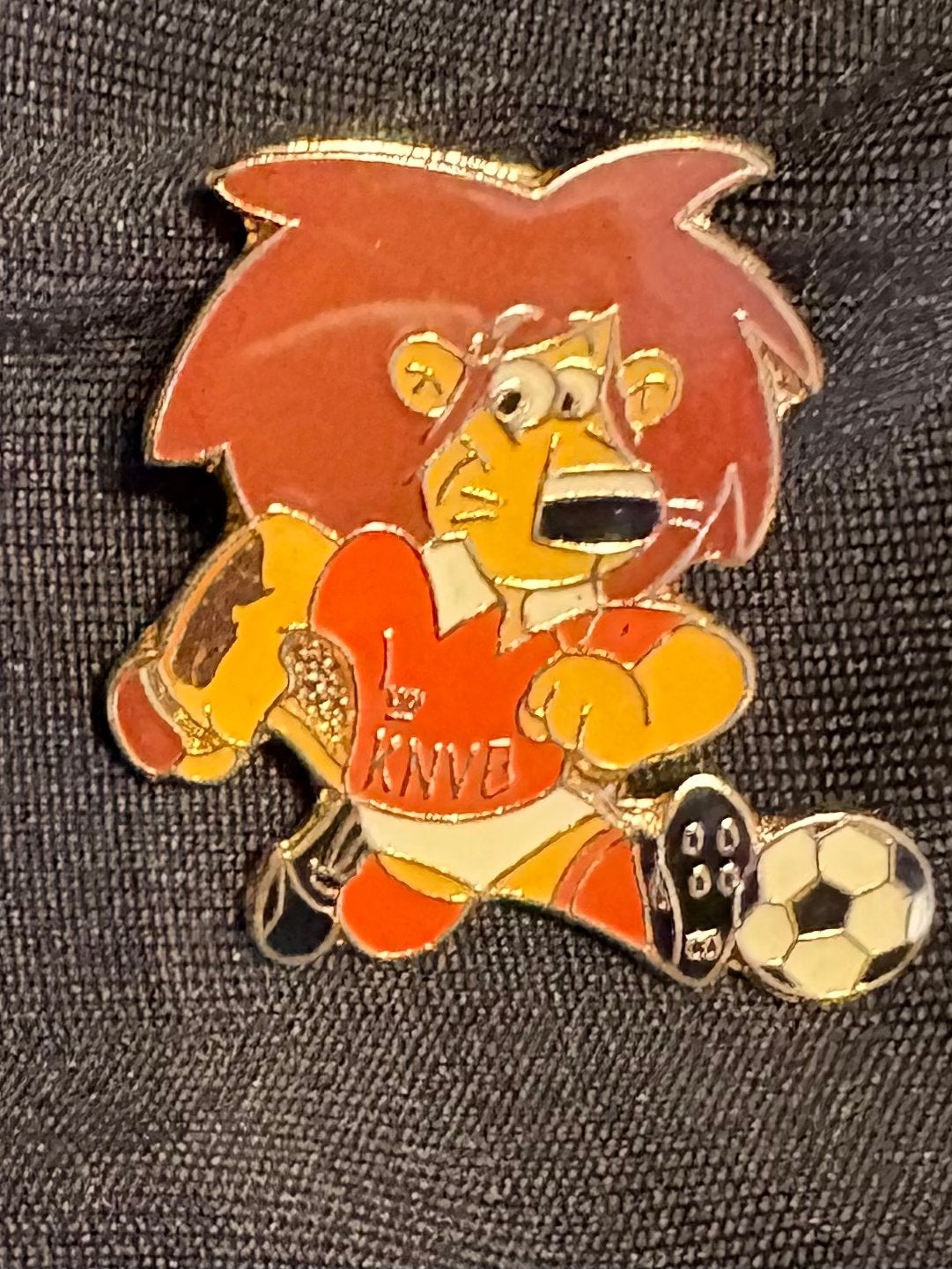 Vintage WK 1998 Leeuw Pin - KNVB Mascotte, Verzamelen, Ophalen of Verzenden, Gebruikt, Sport, Speldje of Pin