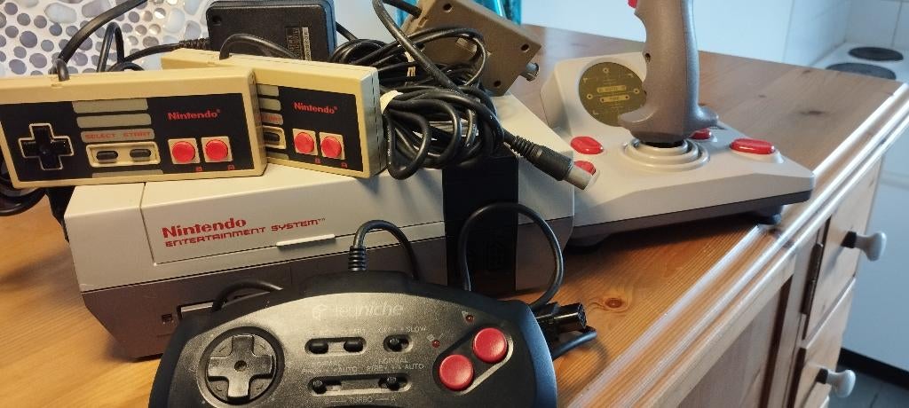 nintendo nes met div.controllers, Spelcomputers en Games, Spelcomputers | Nintendo NES, Ophalen of Verzenden, Gebruikt, Met 2 controllers