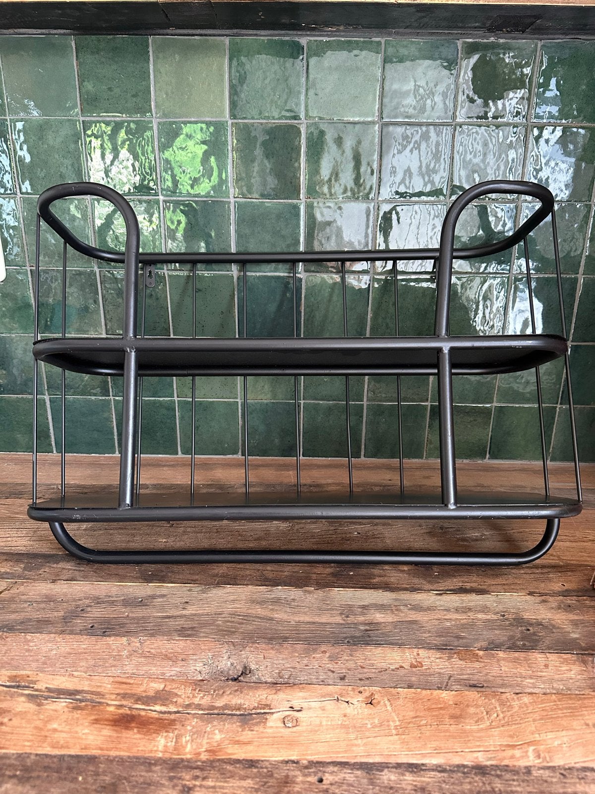 Zwart metalen wandrek met 2 planken - Industrieel design, Huis en Inrichting, Woonaccessoires | Wandplanken en Boekenplanken, Ophalen