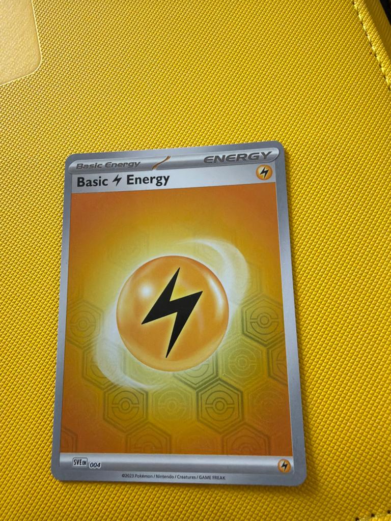 Holo Energy Pokémon Kaart - Basic Energy SVE 004, Ophalen of Verzenden, Zo goed als nieuw, Losse kaart, Foil