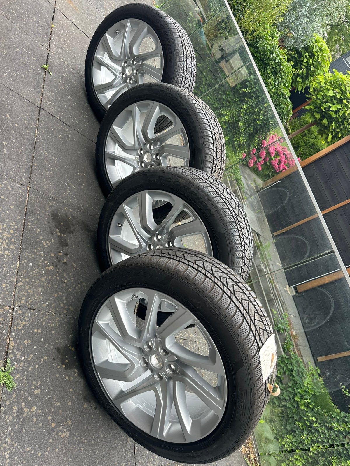 Originele Range Rover Sport 21” Winterset | Pirelli Scorpion, Ophalen, Gebruikt, 275 mm, Banden en Velgen