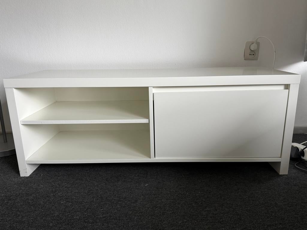 Witte tv-tafel met open vakken en schuifdeur, Overige materialen, Gebruikt, 100 tot 150 cm, Ophalen of Verzenden