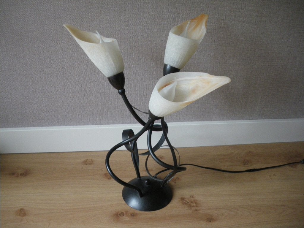 hele mooie metalen tafel lamp met 3 leuke glazen kapjes, Ophalen of Verzenden, Zo goed als nieuw