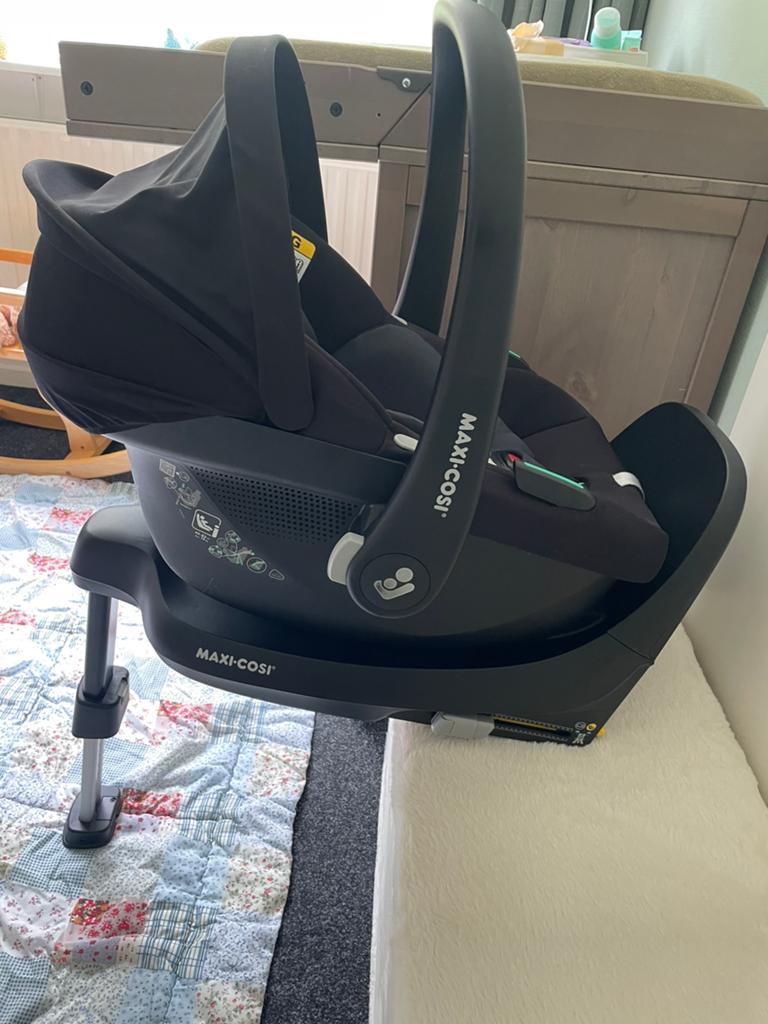 Maxi Cosi Pebble S met zitverkleiner en FamilyFix S, Ophalen, Zijbescherming, Zo goed als nieuw, Isofix