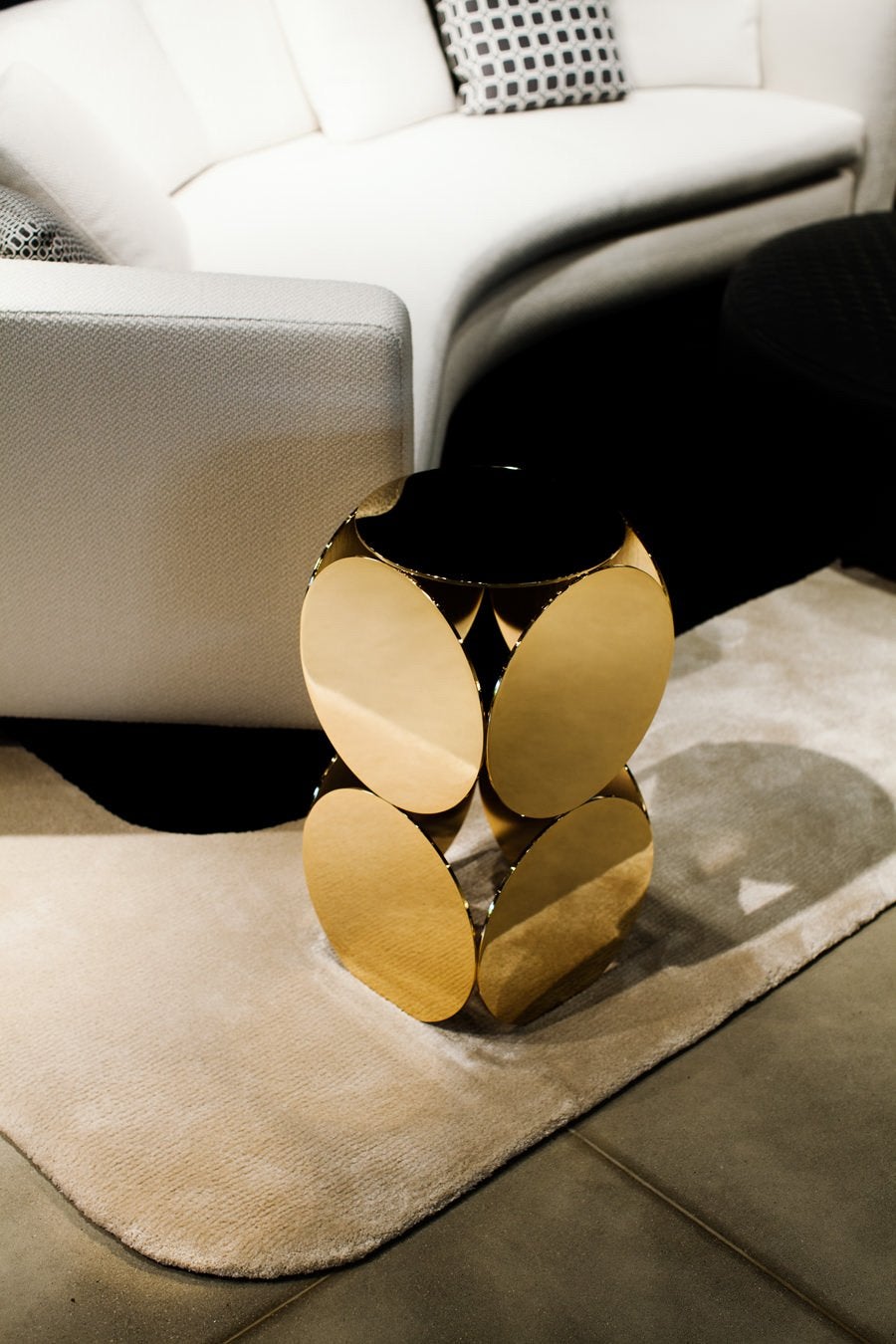 Minotti Still Gold sidetable showmodel 2026 LP € 1.580?-, 45 tot 60 cm, Metaal of Aluminium, Minotti, 9723 CA