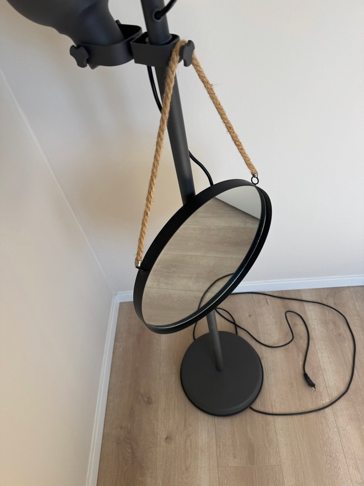 Ronde spiegel met touwophanging, Huis en Inrichting, Woonaccessoires | Spiegels, Ophalen, Minder dan 50 cm, Rond, Zo goed als nieuw