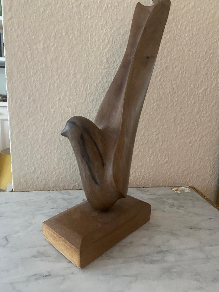 Een houten gestileerde vogel en een houten kip, Ophalen