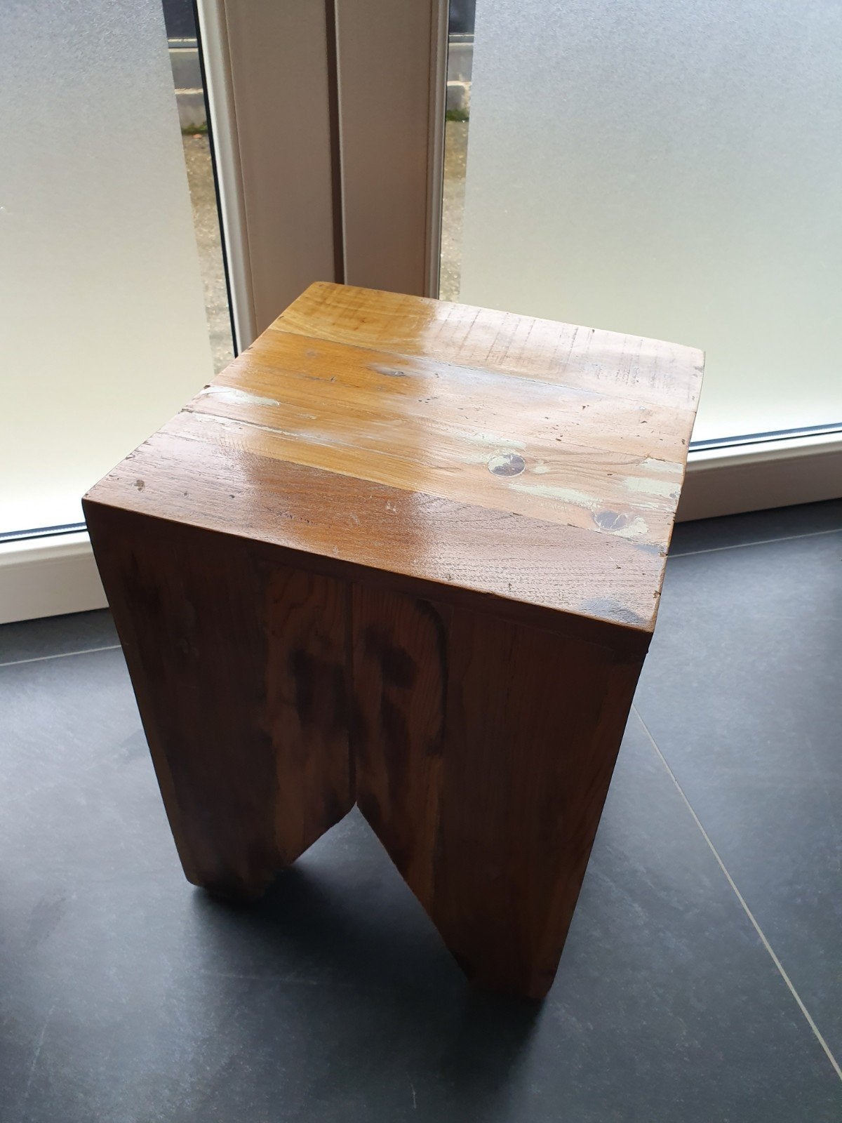 Massief houten krukje / bijzettafel, Huis en Inrichting, Ophalen, Gebruikt, Hout