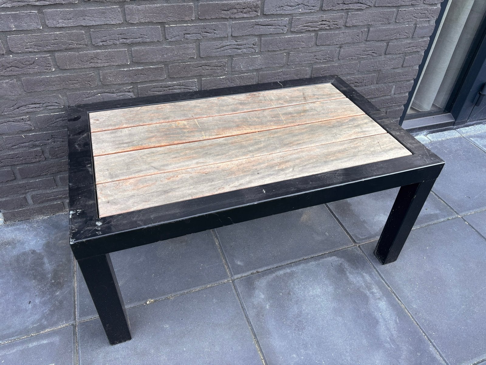 Robuuste tuintafeltje met houten blad en metalen frame, Ophalen, Gebruikt, Rechthoekig, Hout