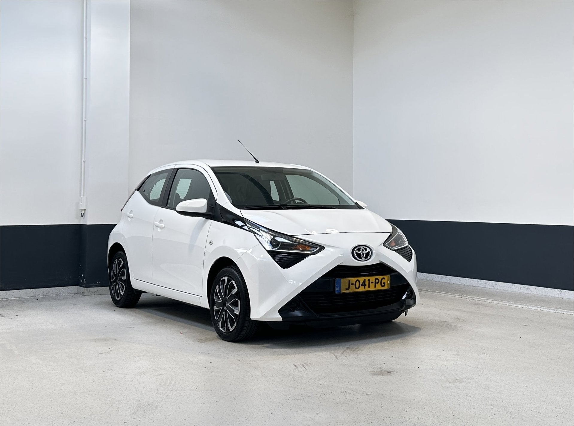 Toyota Aygo 1.0 VVT-i x-play limited | NL | Carplay/ Android, Voorwielaandrijving, Stof, Gebruikt, 4 stoelen