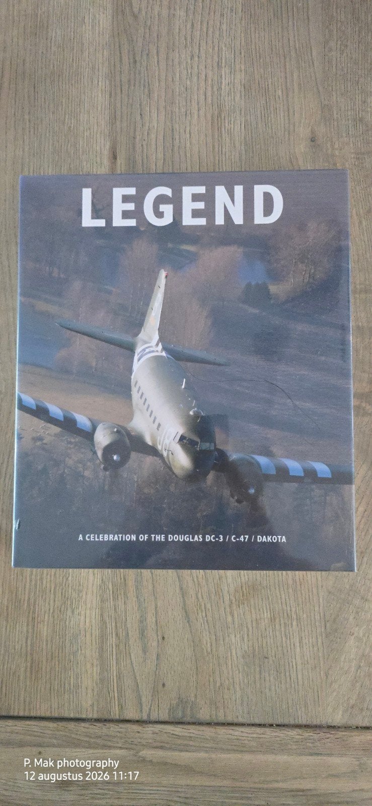 Legend  A celebration of the Douglas DC-3 / C-47/ Dakota, Verzamelen, Luchtvaart en Vliegtuigspotten, Ophalen of Verzenden, Nieuw