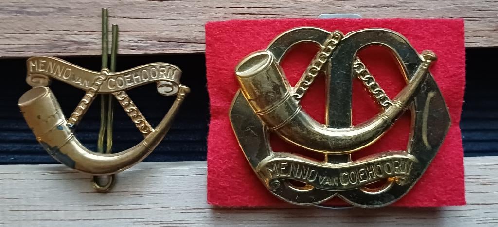 Baretembleem en schouderembleem Menno van Coehoorn., Verzamelen, Ophalen of Verzenden, Landmacht, Nederland, Embleem of Badge