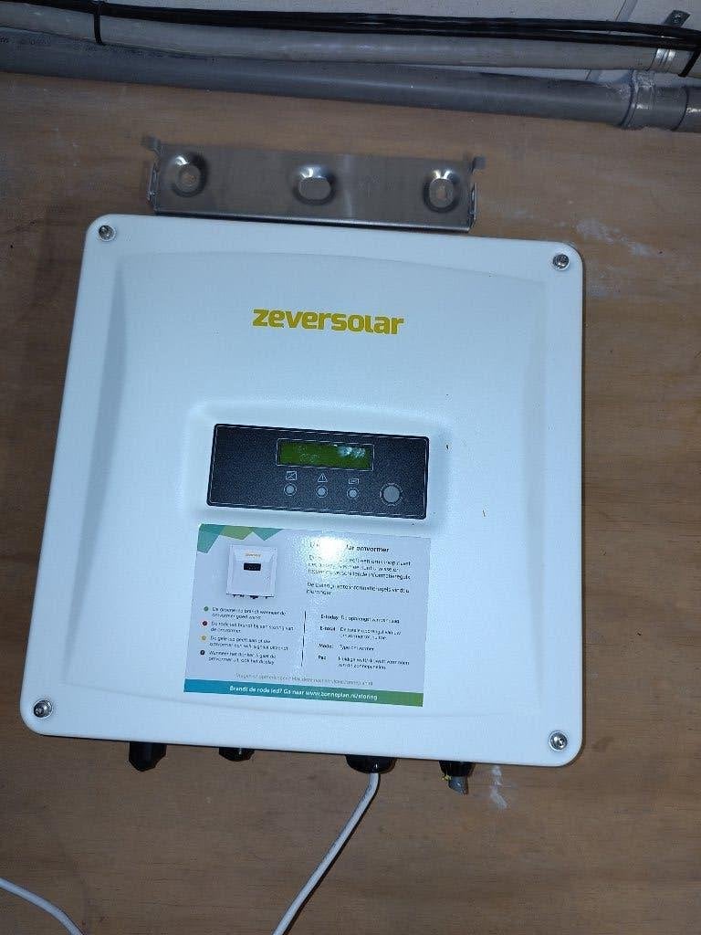 Omvormer  ZeverSolar, Ophalen of Verzenden, Zo goed als nieuw, Overige typen, 200 wattpiek of meer