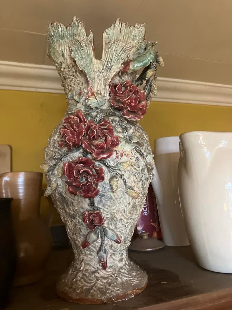 Antieke Majolica Vaas met Bloemenreliëf, Ophalen, Zo goed als nieuw