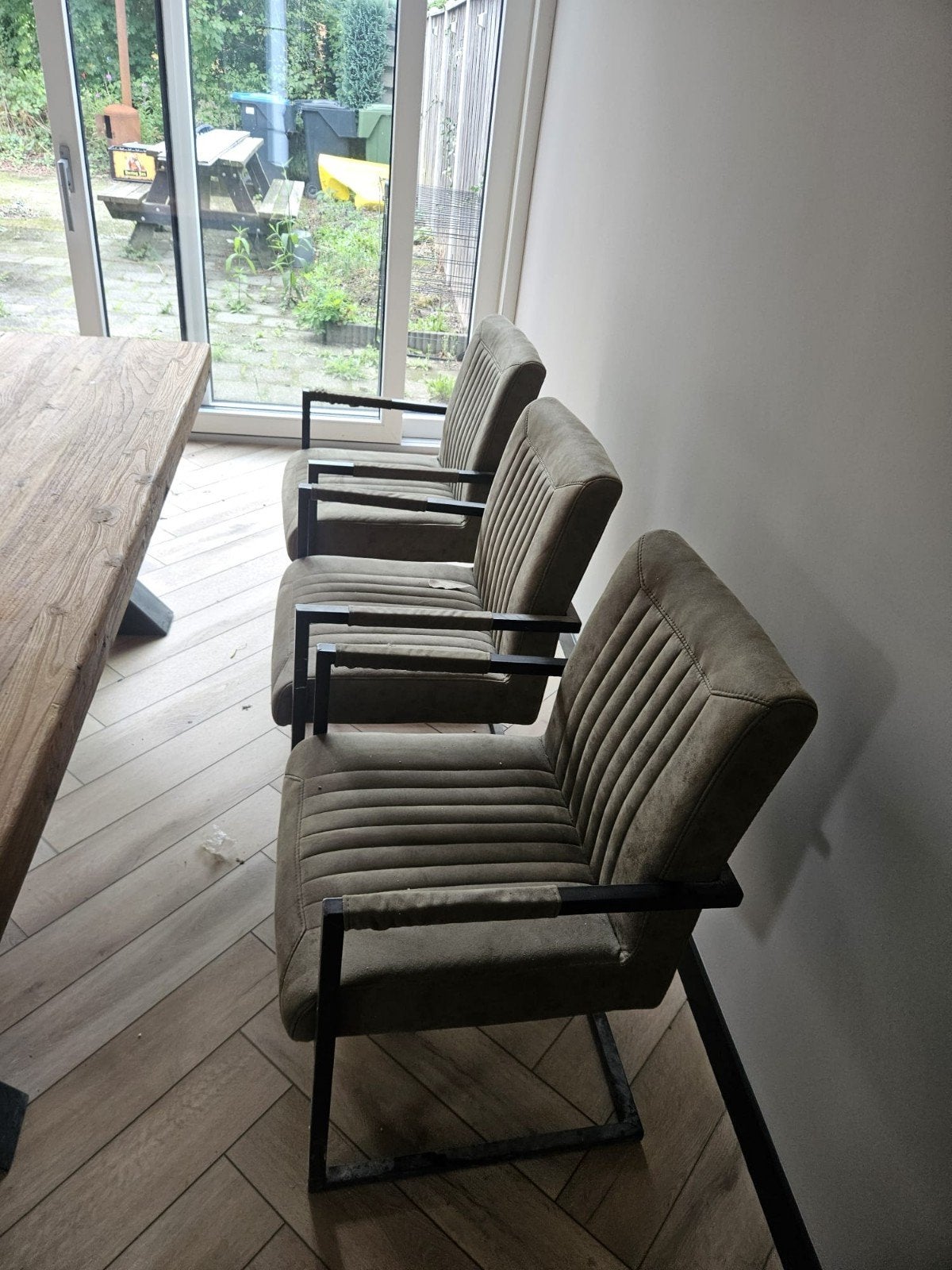 Robuuste eettafel met X-poten en bankje, Overige houtsoorten, Industrieel, Modern, Zo goed als nieuw, Vijf personen of meer