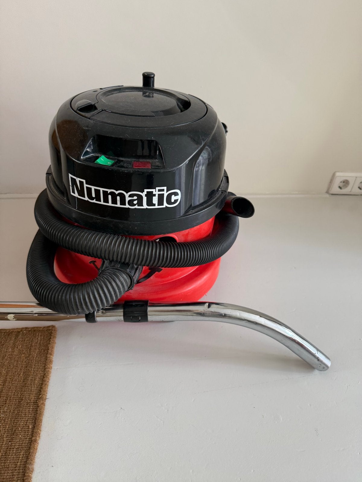 Numatic stofzuiger met lange verlengkabel + 5 extra zakken, Inclusief accessoires, Gebruikt, Numatic, Industriële stofzuiger