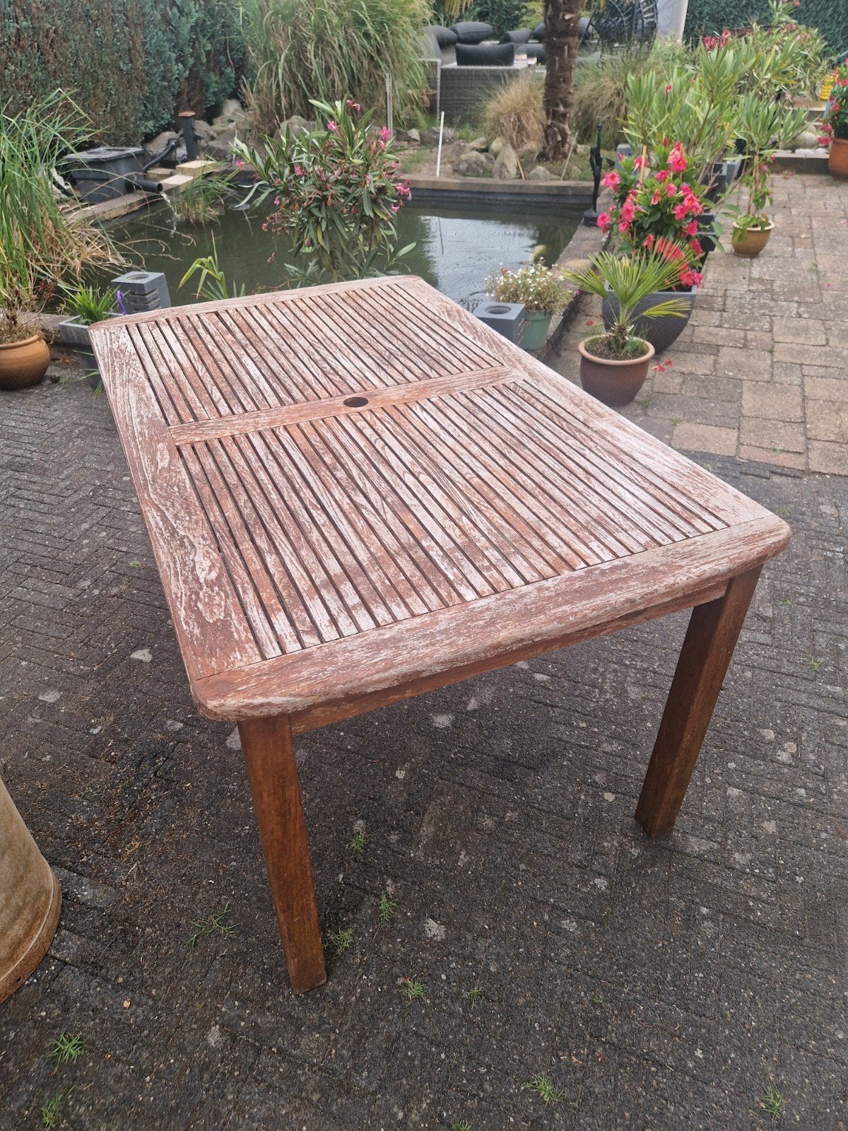 Hardhouten buitentafel 90x150 cm met parasolopening, Ophalen of Verzenden, Gebruikt, Rechthoekig, Hout