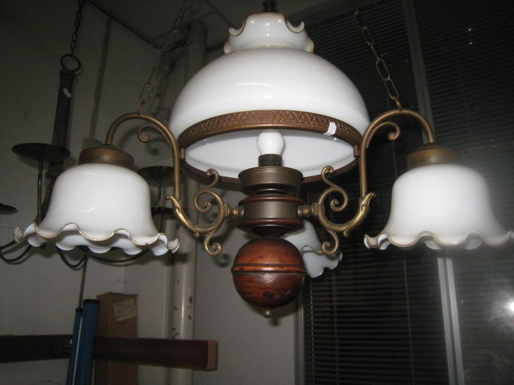 Antiek brocante landelijke kroonluchter met 4 glazen kappen