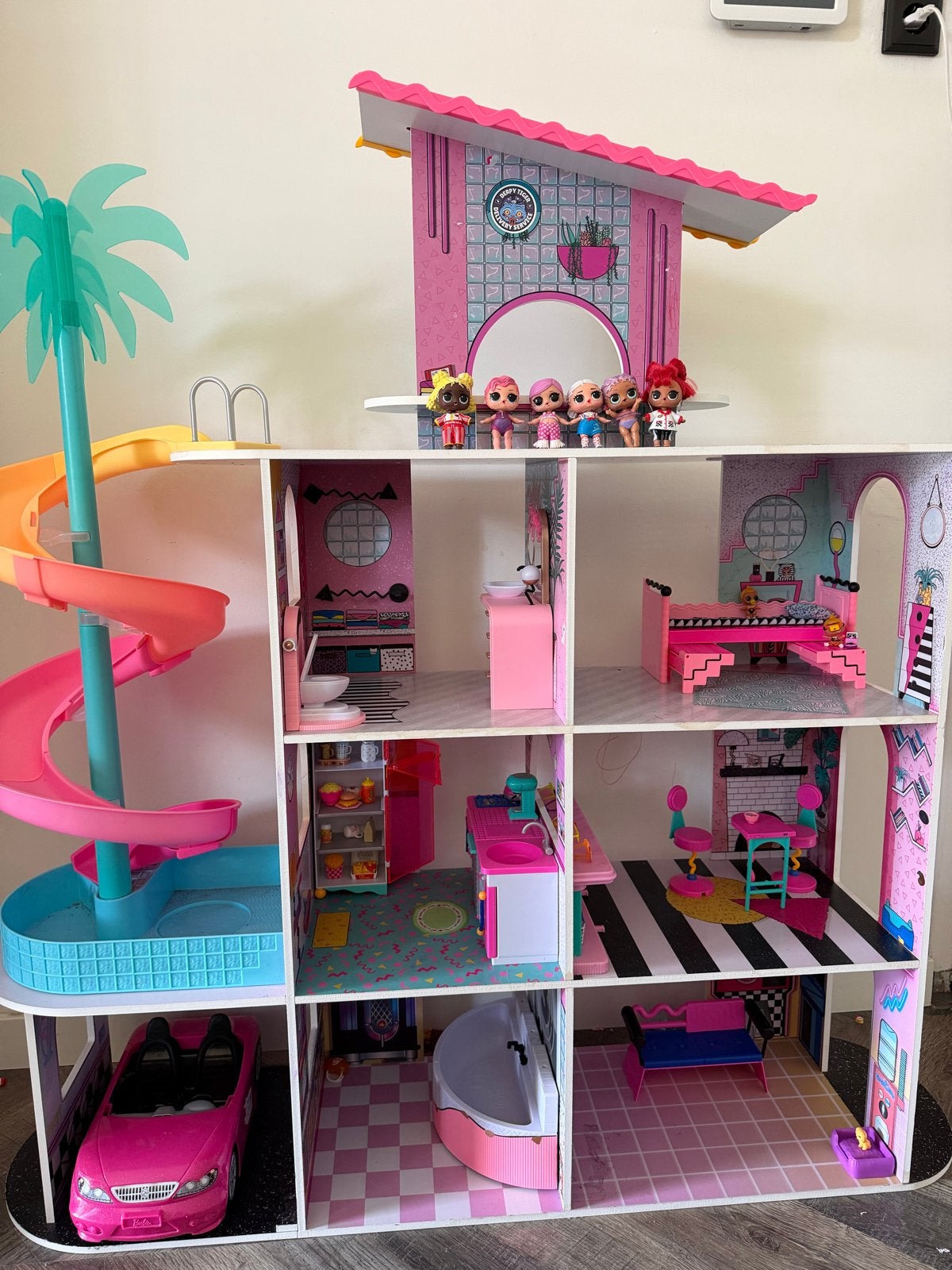 Groot L.O.L. Surprise! Poppenhuis met glijbaan en meubels, Ophalen of Verzenden, Gebruikt, Poppenhuis