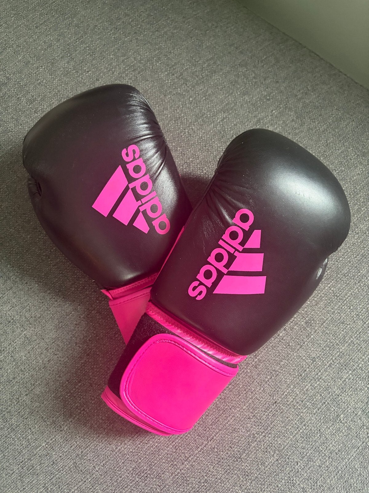 Kickboks handschoenen en scheenbeschermers - Adidas & Venum, Overige, Maat XS of kleiner, Vechtsportbescherming, Ophalen of Verzenden
