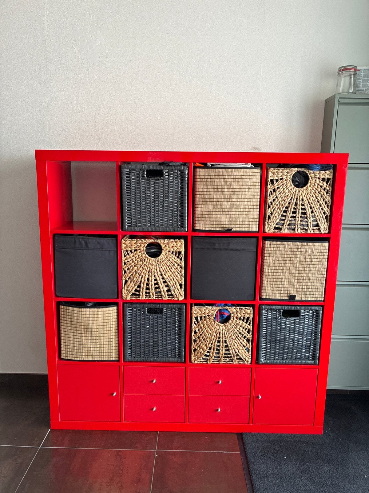 Rood IKEA Kallax vakkenkast met lades en deuren., Ophalen, Gebruikt, 100 tot 150 cm, Met lade(s)