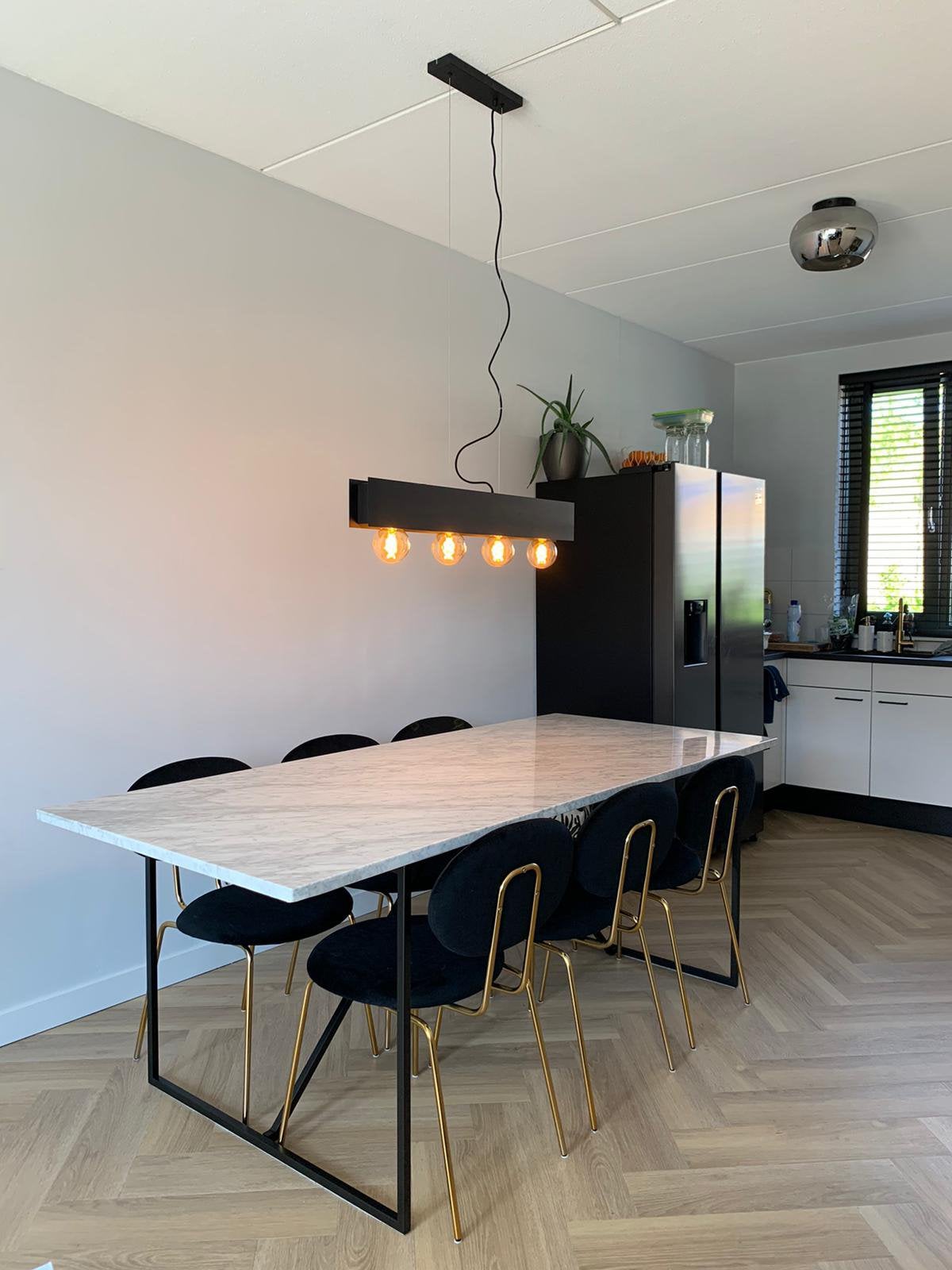 6x Furnified Eetkamerstoelen Zwart Velours Goud Frame, Ophalen, Zwart, Zo goed als nieuw, Stof