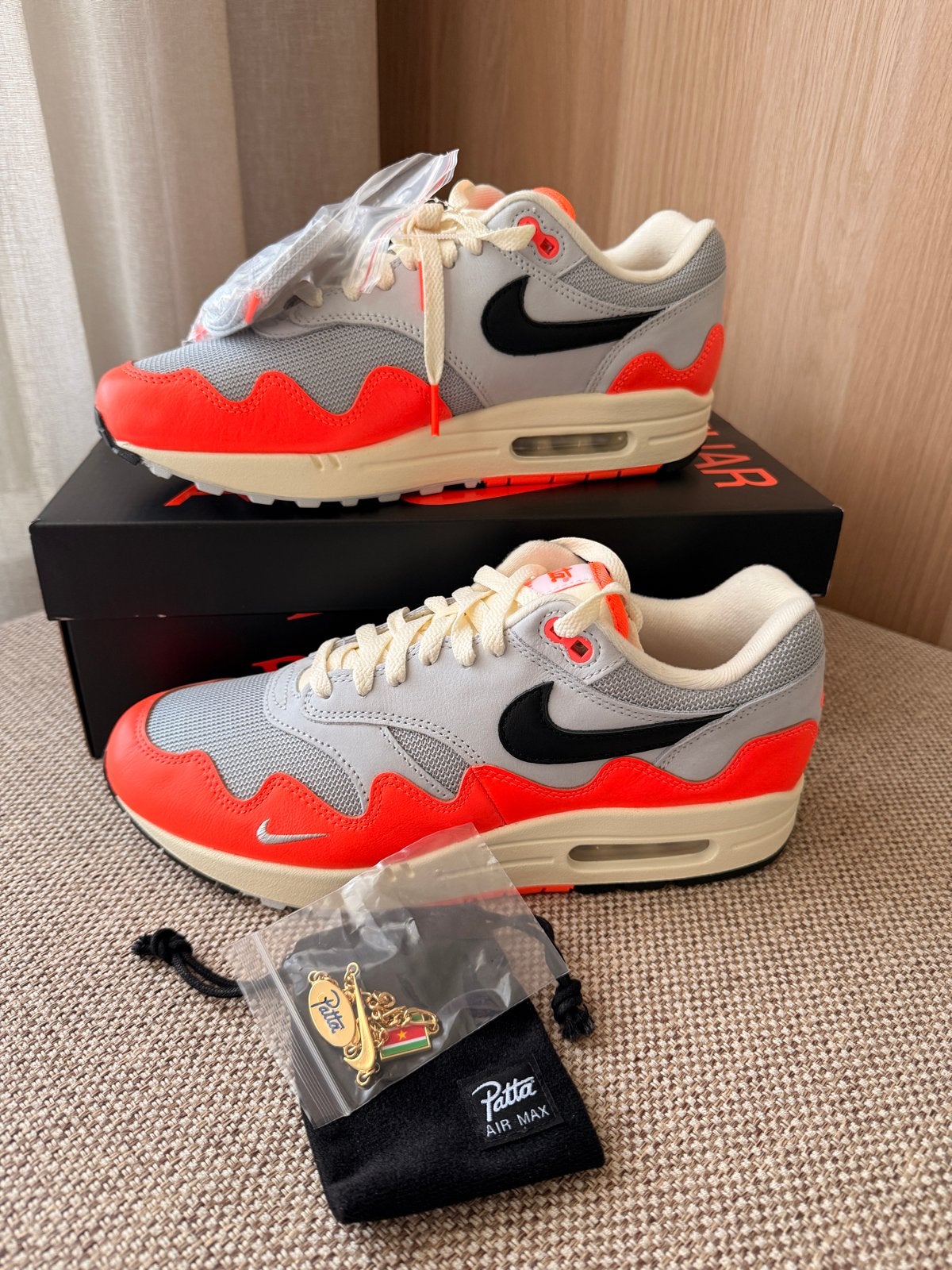 Patta x Nike - Air Max 1 | Hyper Crimson/Black, Kleding | Heren, Schoenen, Overige kleuren, Nieuw, Ophalen of Verzenden, Sneakers of Gympen