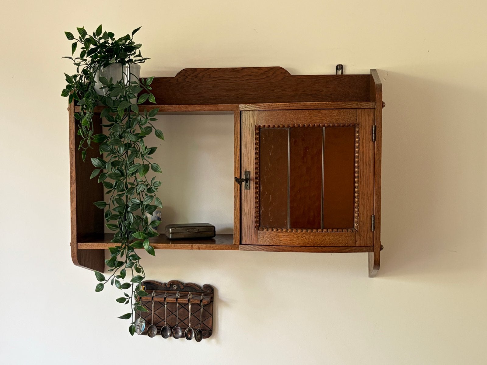 Jaren 30 hangkastje (Art-deco) met gebogen glas in lood, Ophalen