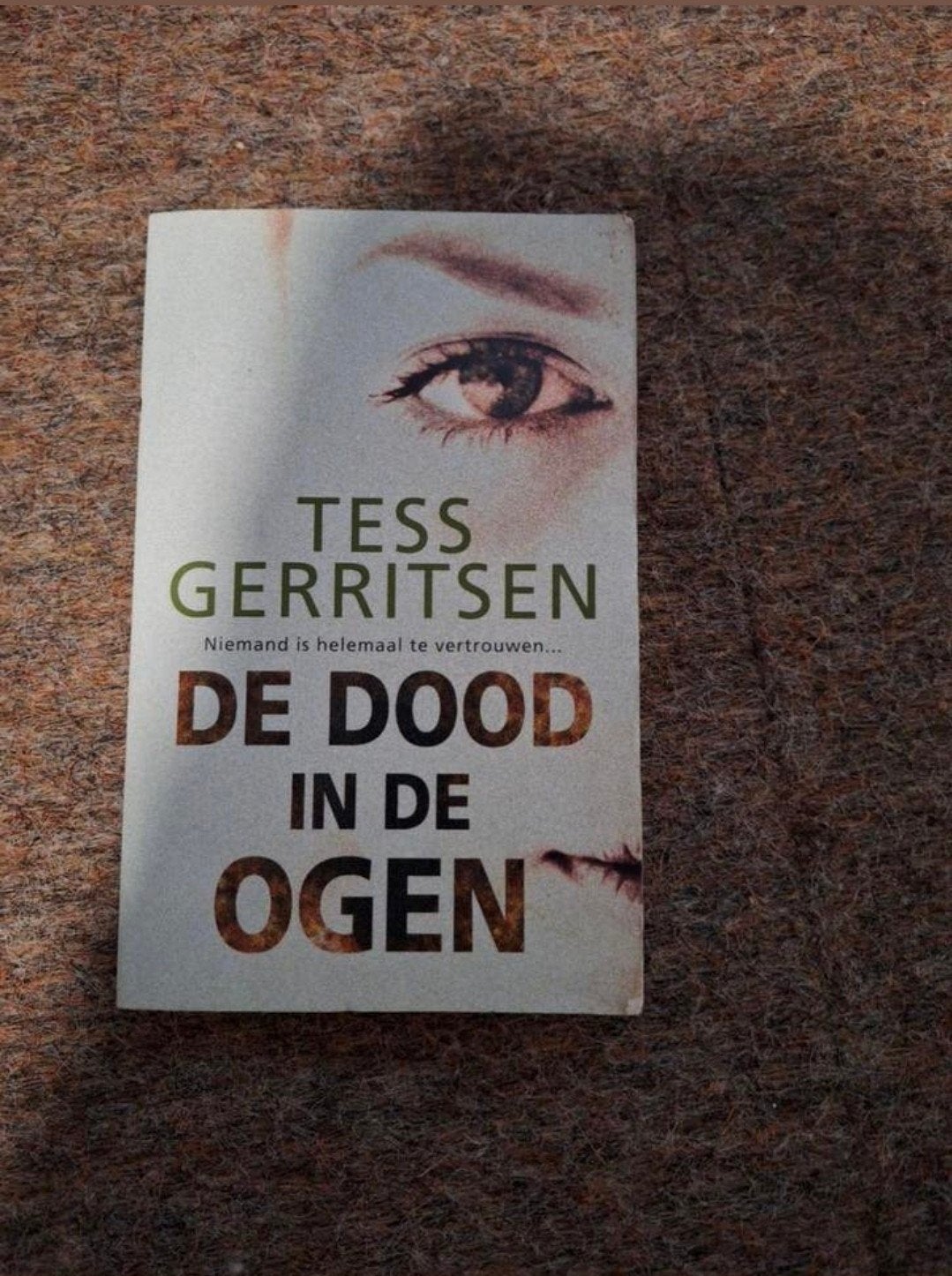 Tess Gerritsen - De dood in de ogen (Nederlandstalig), Ophalen of Verzenden, Zo goed als nieuw, Tess Gerritsen