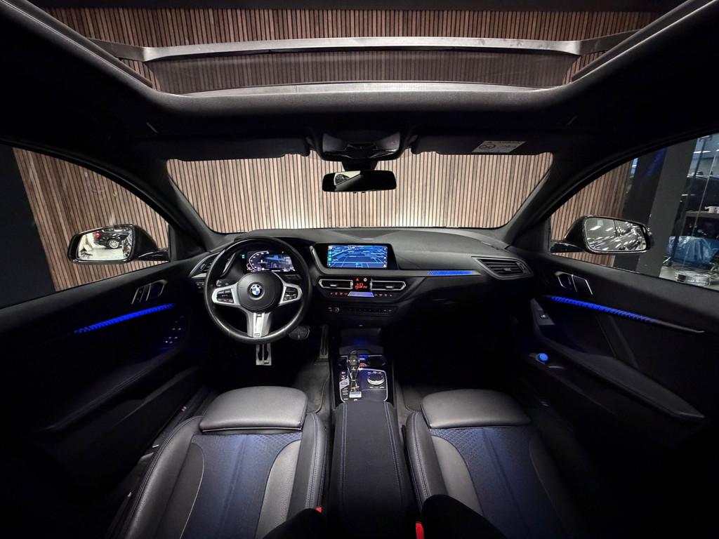 BMW 1-serie 120i PANORAMADAK/VIRTUAL COCKPIT/M PAKKET/STOEL, Auto's, BMW, 1998 cc, 730 kg, Gebruikt, Euro 6