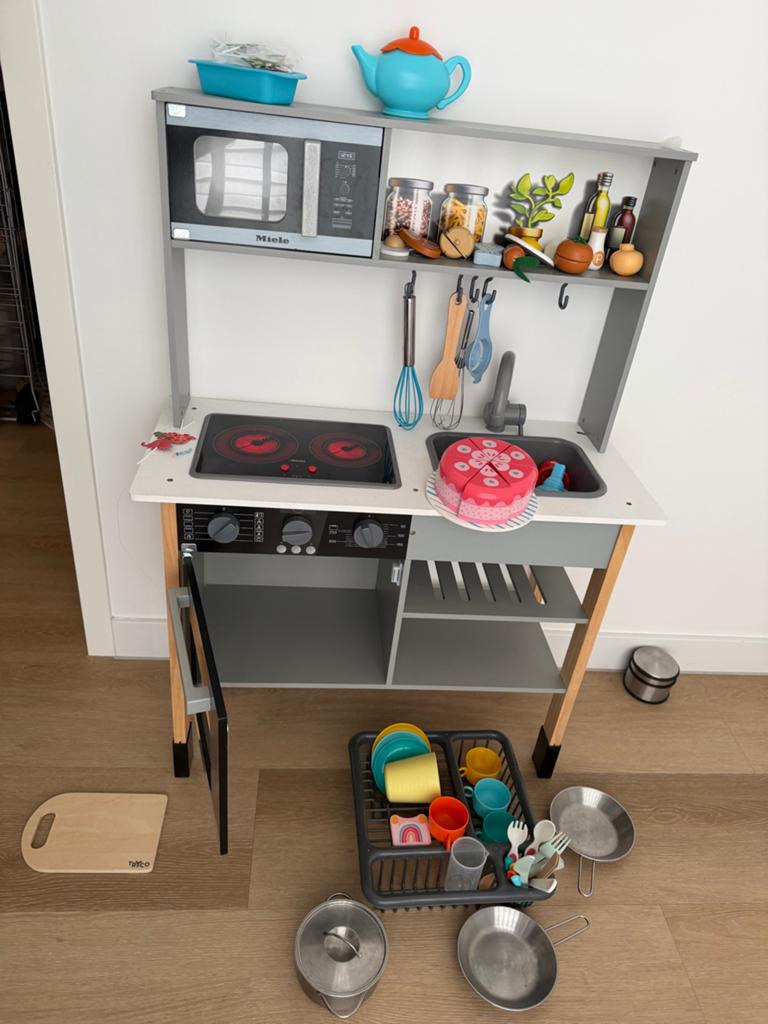 Miele Houten speelkeuken met accessoires en taart, Ophalen, Zo goed als nieuw