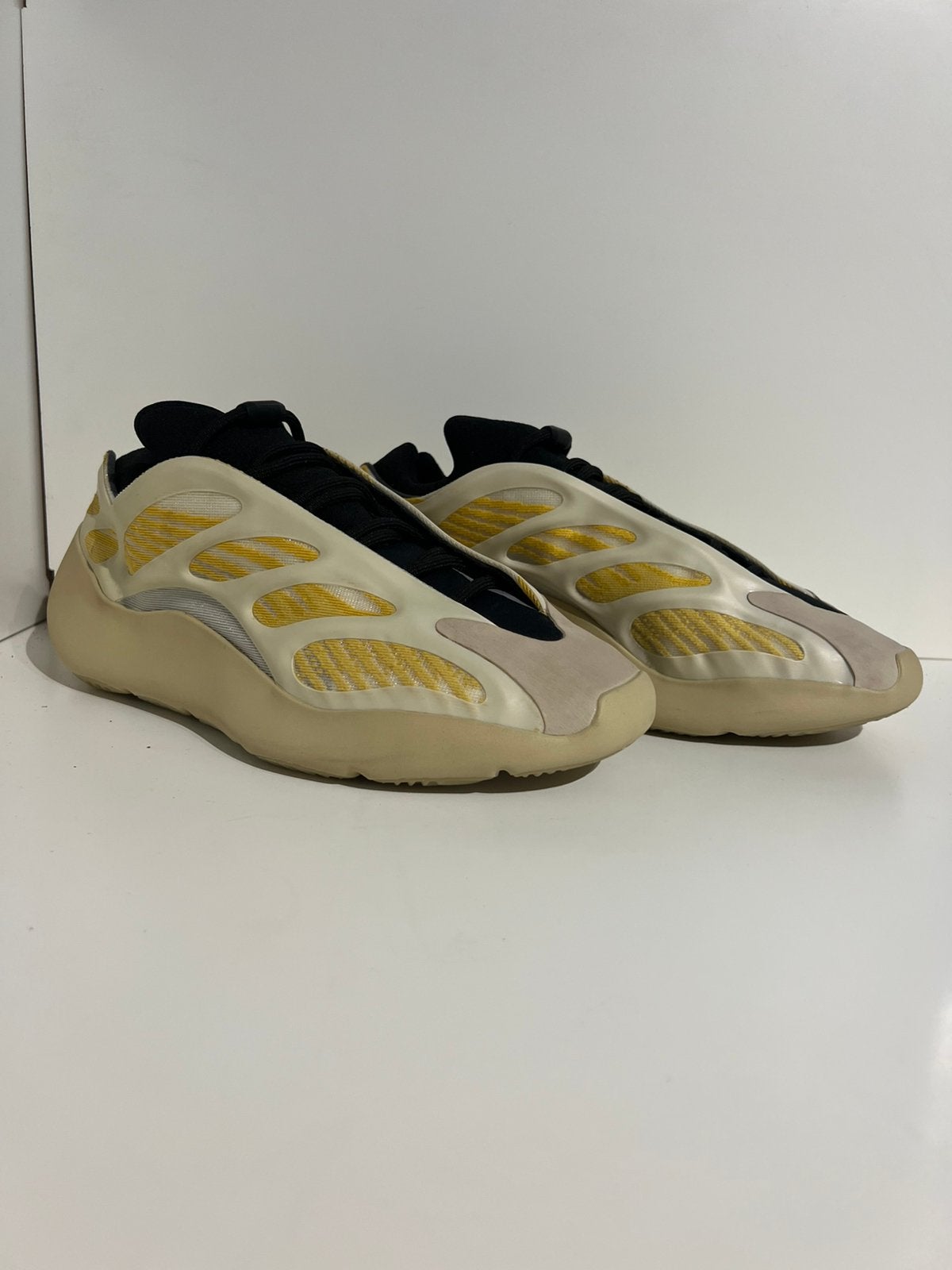Yeezy 700 V3 Safflower, Kleding | Heren, Schoenen, Overige kleuren, ., Nieuw, Ophalen of Verzenden