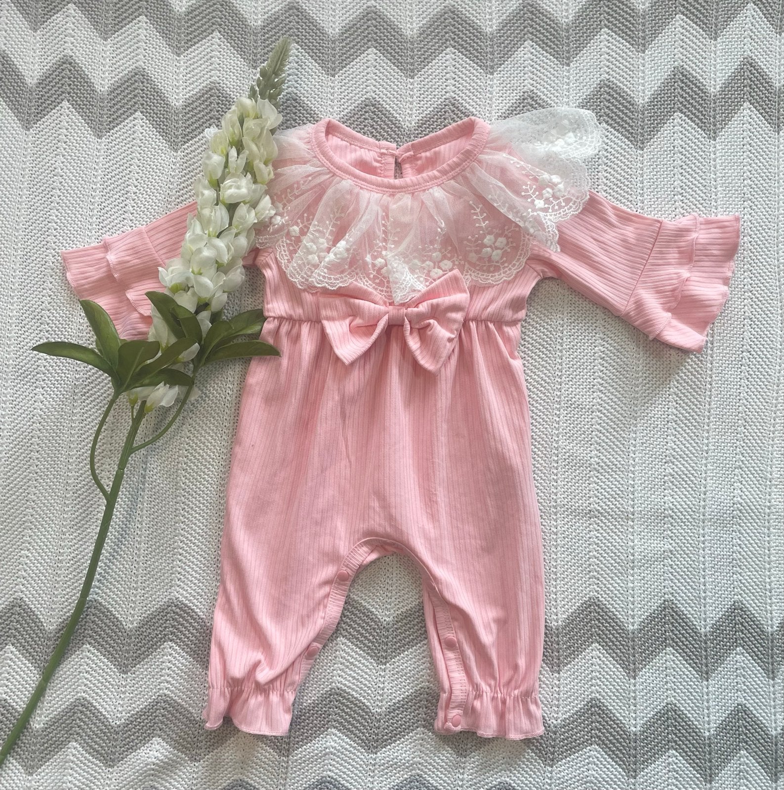 NIEUW, schattig roze pakke met kant en strik - 1-3 maanden, Ophalen of Verzenden, Nieuw, Meisje, Pakje