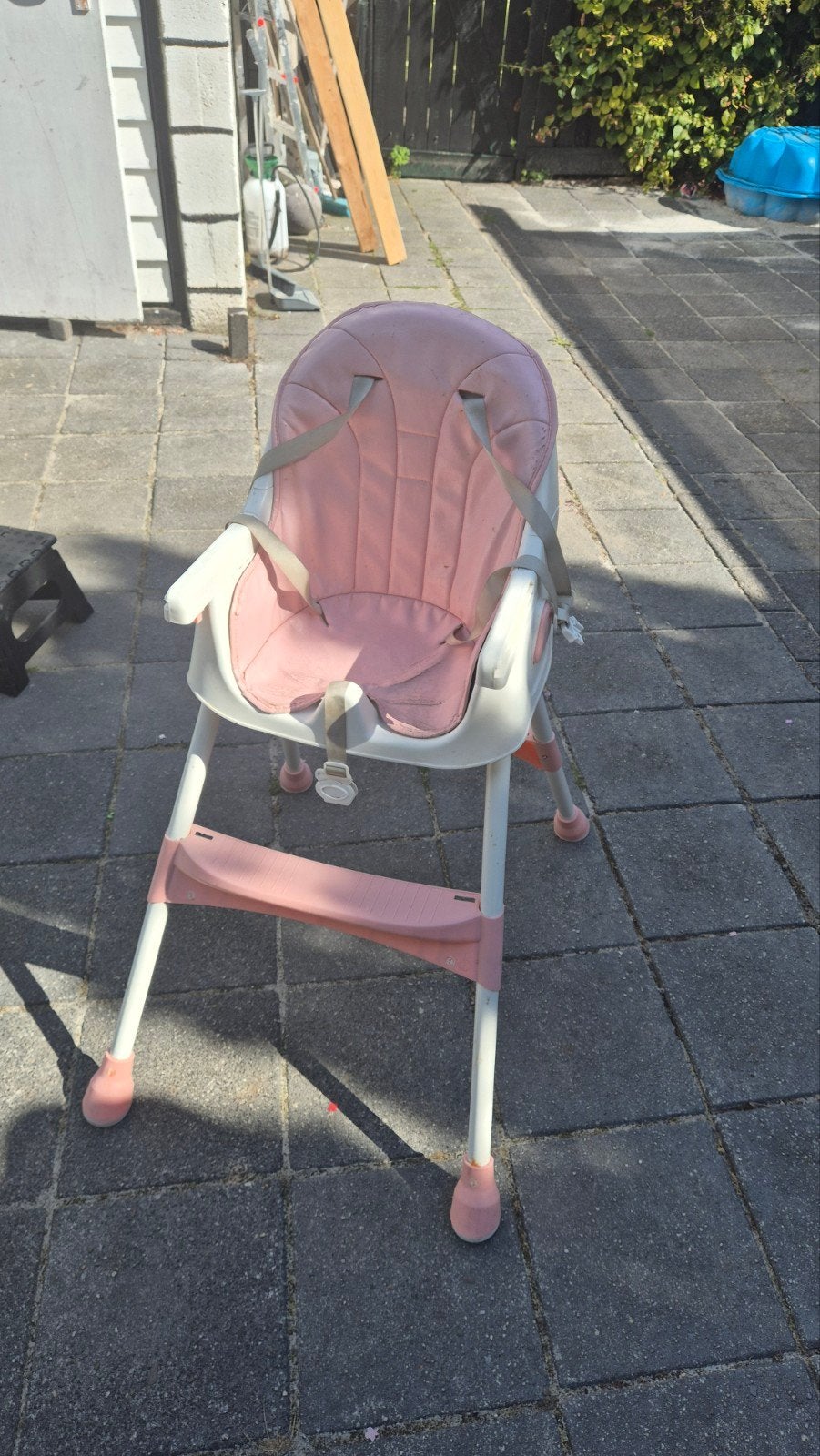 Roze kinderstoel met afneembaar eetblad en gordel, Ophalen, Gebruikt, Overige typen, Afneembaar eetblad