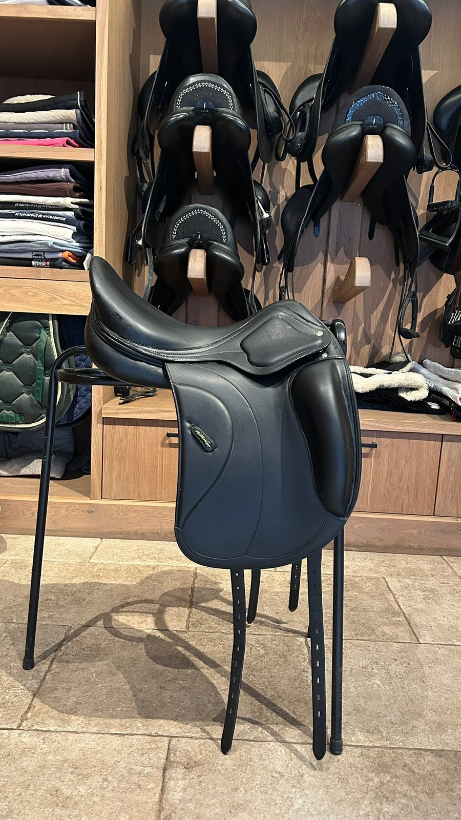 Amerigo Siena Dressage Saddle, Dieren en Toebehoren, Ophalen, Zo goed als nieuw, Dressuur, L (17.5 inch)