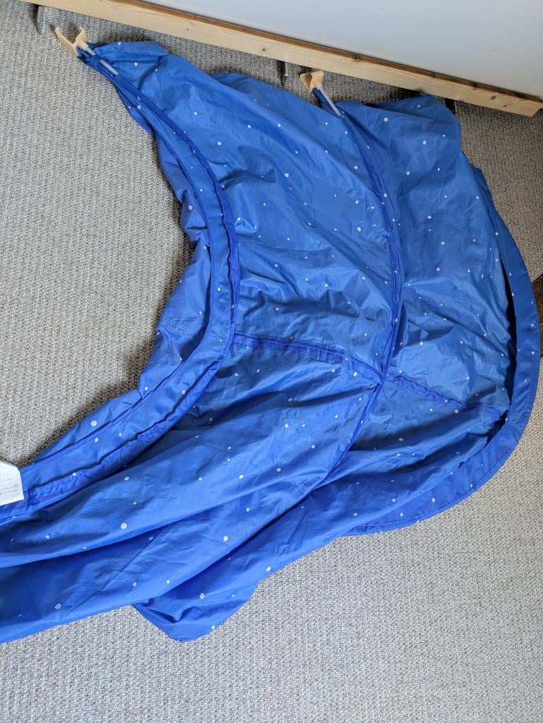 Kura bedtent blauw met witte stippen, Ophalen