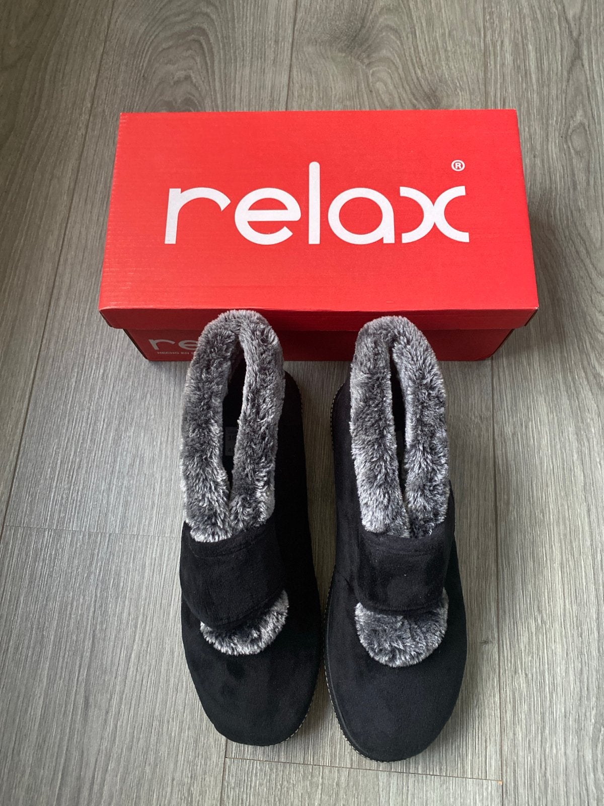 Relax pantoffels maat 41 - Zwart met bont, Zwart, Nieuw, Ophalen of Verzenden, Pantoffels of Sloffen