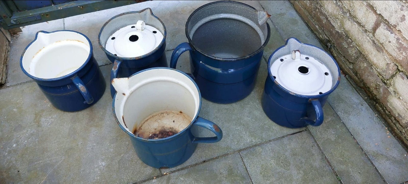 5 Vintage blauwe emaille melk kannen, Ophalen