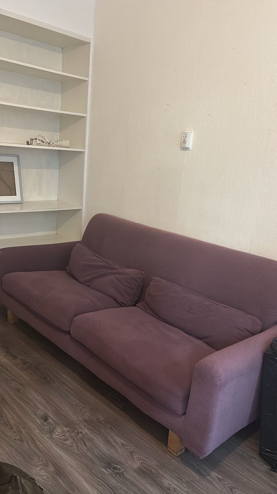 Comfortabele paarse bank in goede staat, gratis af te halen, Huis en Inrichting, Banken | Bankstellen, Gebruikt, Rechte bank, Driepersoons