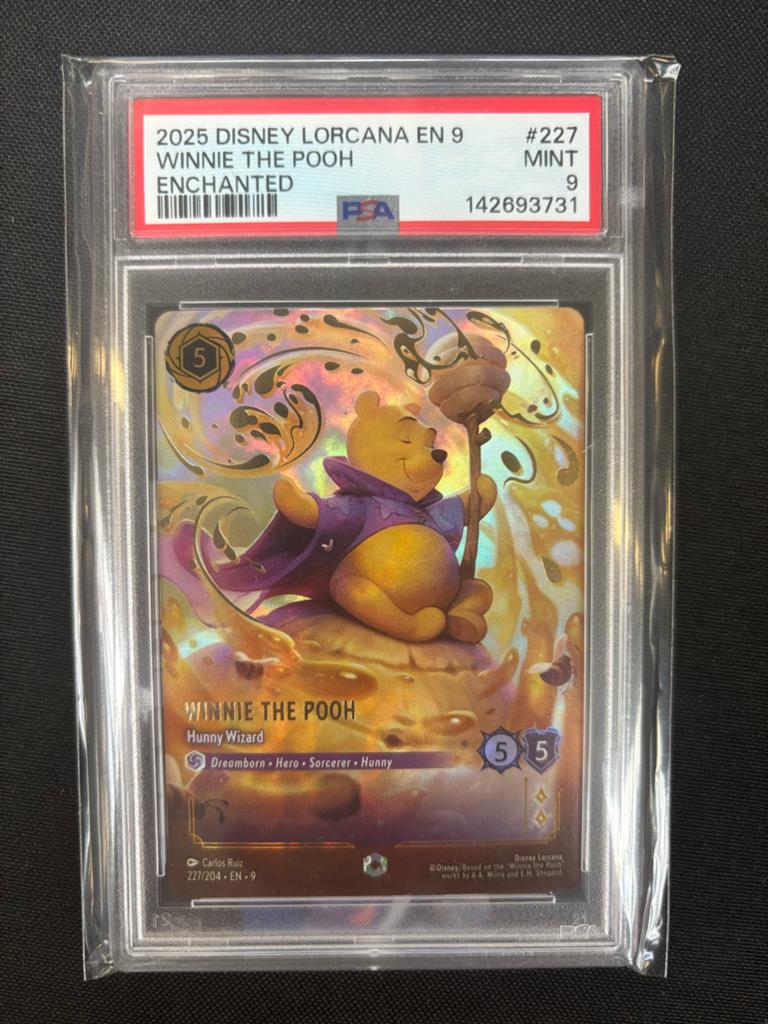Disney Lorcana Winnie de Poeh Enchanted PSA 9, Ophalen of Verzenden, Winnie de Poeh of vrienden, Zo goed als nieuw, Papier, Kaart of Schrift