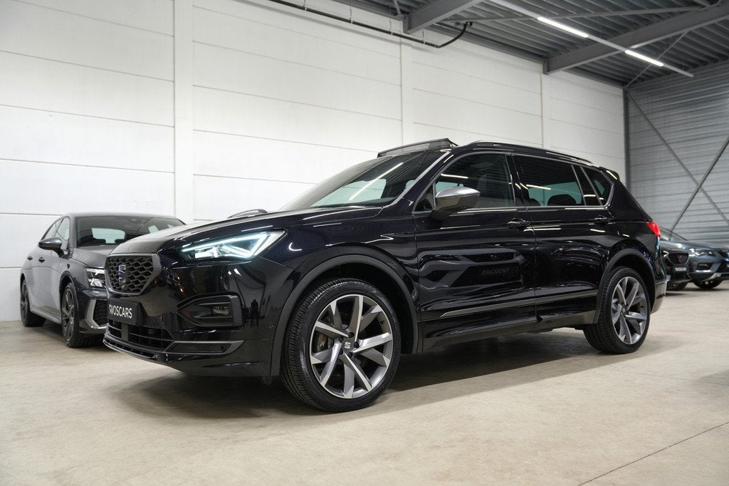 SEAT Tarraco 2.0 TSI 4DRIVE FR * Pano - Trekhaak - 360 Cam, Auto's, Seat, Automaat, Gebruikt, Leder en Stof, Zwart